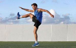 diz kaldırma hareketi yapan adam.