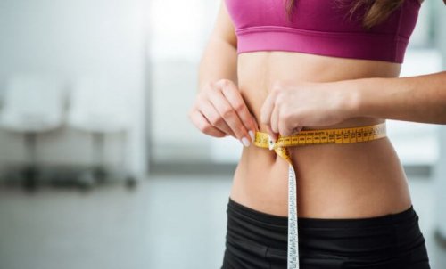 belini ölçen kadın