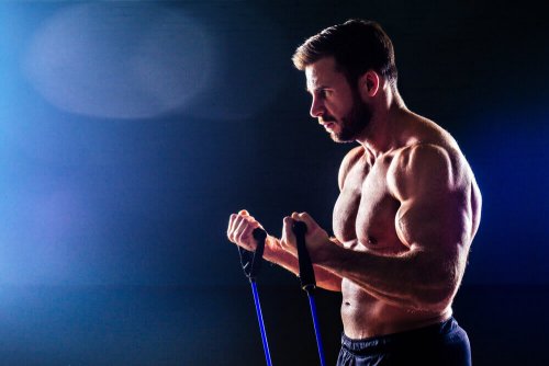 biseps egzersizi yapan adam