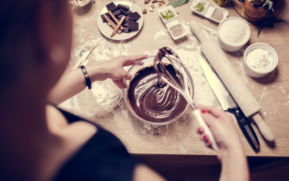 Browni yapan kadın.