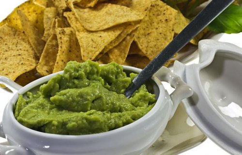 Cips ve guacamole.