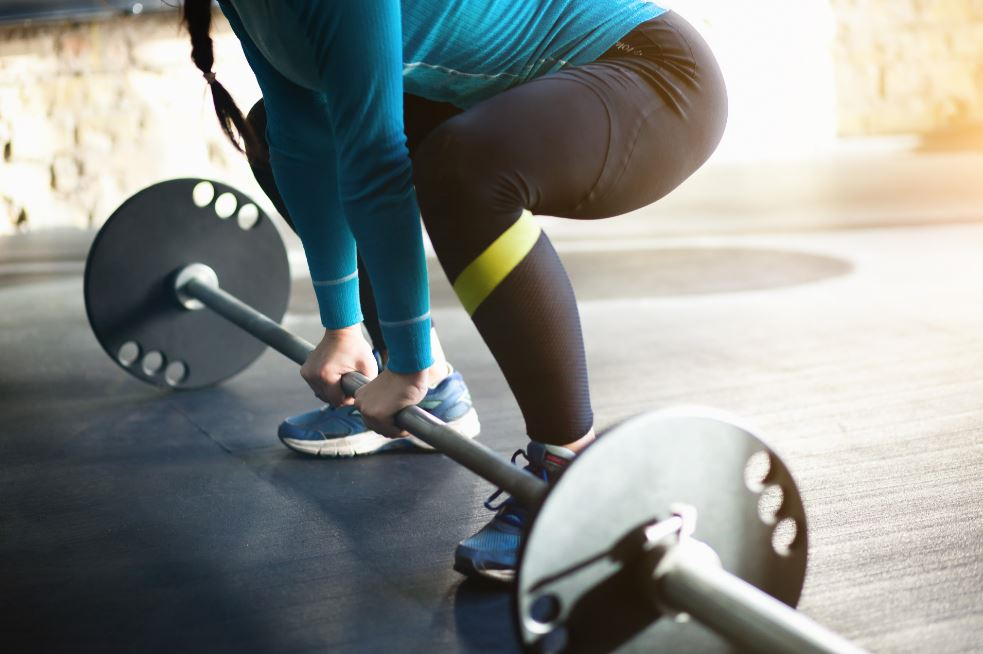 Deadlift yapan kadın.