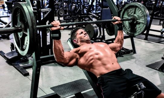 Bench press yapan adam.