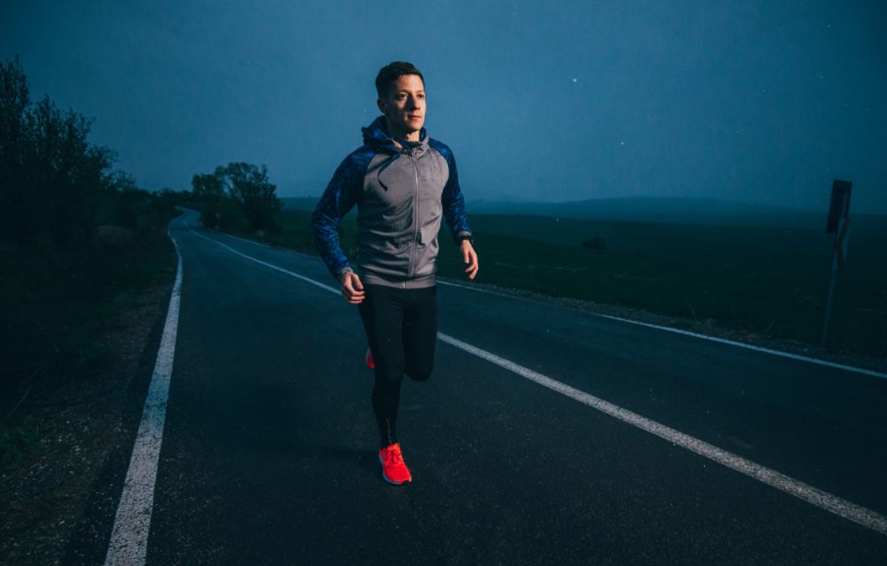 Akşamüstü koşu yapan adam.