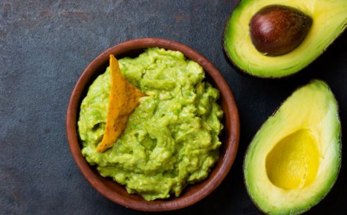 Bir kase guacamole.