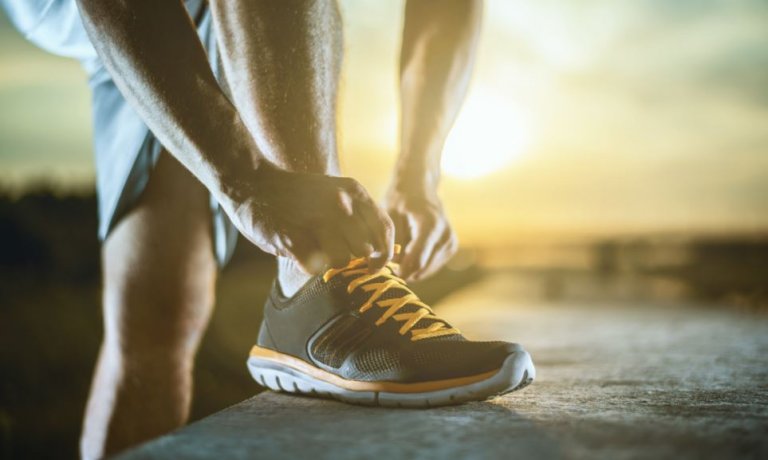 Ayakkabısını bağlayan adam.