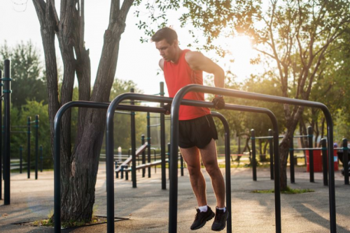 Parallel bar dips yapan adam