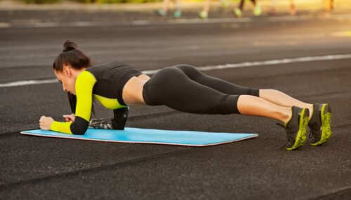 plank yapan kadın
