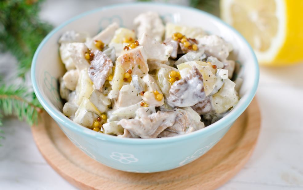 Tavuklu rus salatası.