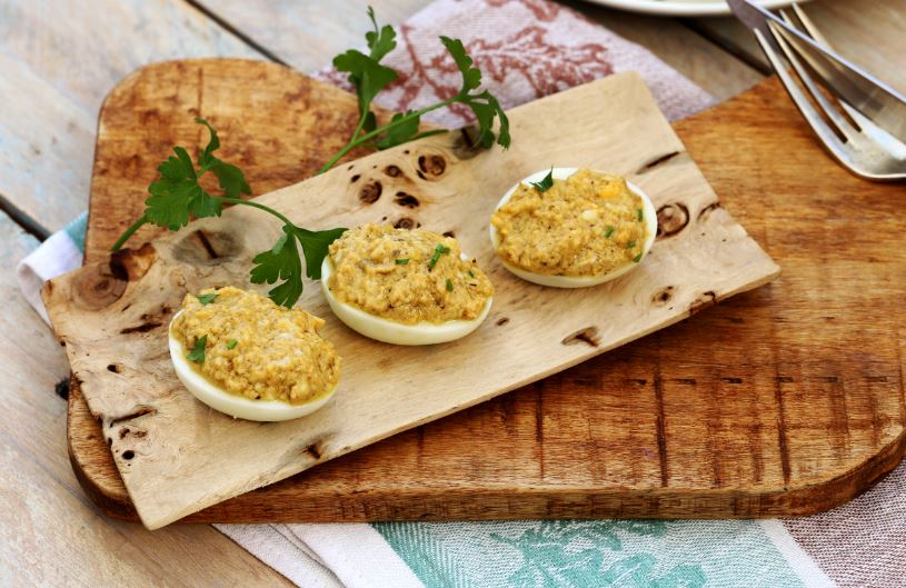 Ton balığı dolgulu yumurtalar.