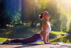 Yogada Yukarı Bakan Köpek Duruşunun Faydaları