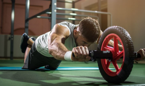 Ab roller ile egzersiz yapan erkek