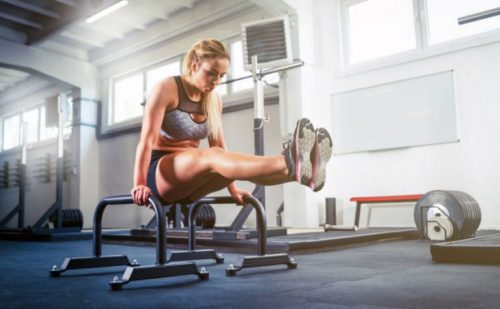 karın egzersizi yapan kadın