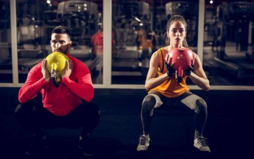 akşam vakti egzersiz yapan erkekler