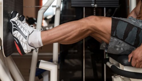 Leg press ile baldırlarını çalıştıran adam