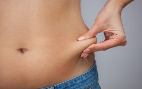 Karın yağlarını tutan kadın