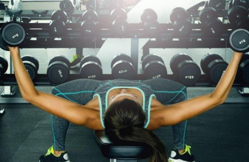 Bench press yapan kadın