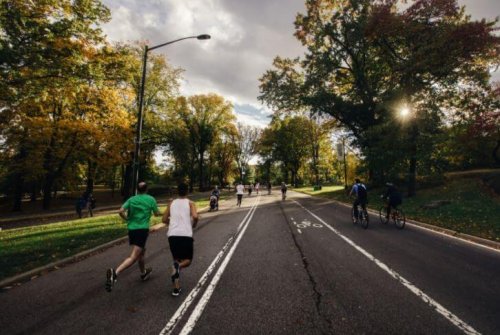 Sokakta koşan insanlar