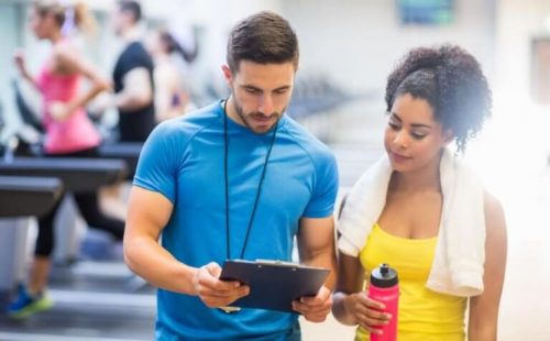 Antrenör ile spor programına bakan kadın