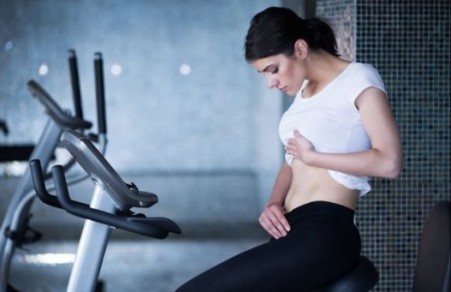 Eliptik aleti ile egzersiz yapan kadın