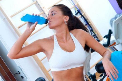 Sporcu içeceği içen kadın
