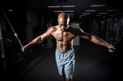 Göğüs çalışan adam