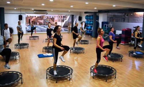 Bir sınıf olarak güç atlayışı egzersizi yapan sporcular.