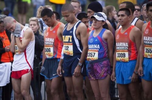 Maraton başlangıcını bekleyen atletler.