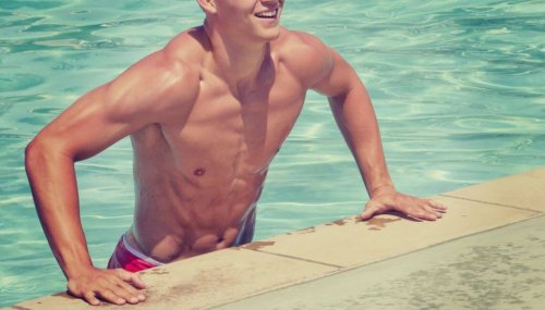 HAvuzun kenarına tutunarak dışarı çıkan adam