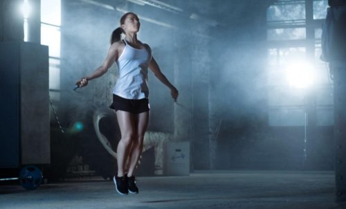 spor salonunda ip atlayan kadın