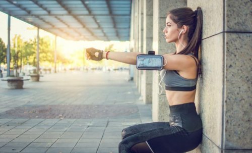 duvar squatı yapan kadın