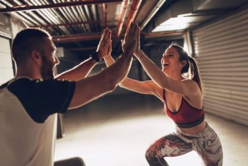 antrenman yapan kadın ve erkek