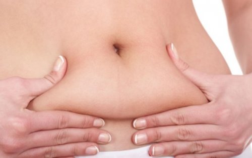 Karnını tutan kadın.