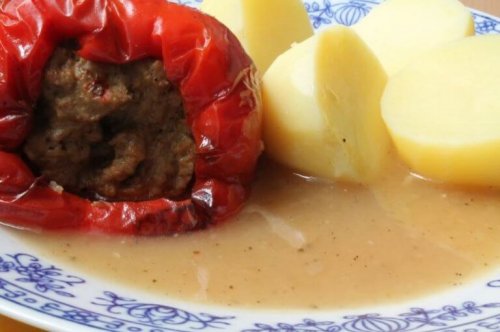 Kıymalı domates dolması ve haşlanmış patates