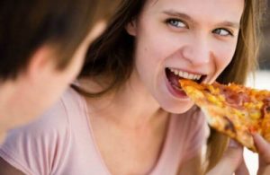 50 Dakikadan Kısa Bir Sürede Ev Yapımı Sağlıklı Pizza Nasıl Yapılır?