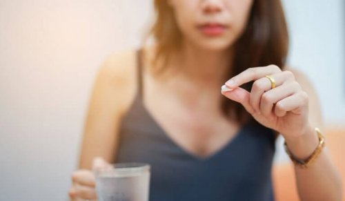 kollajen takviyesi alan bir kadın.