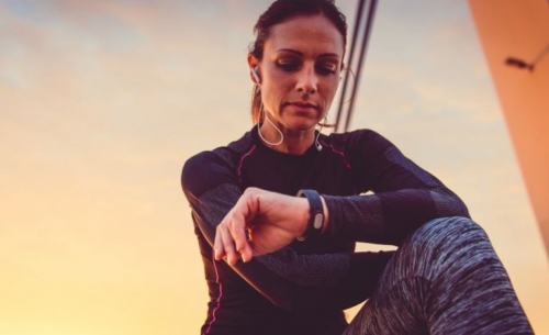 Koşu molasında nabzına bakan kadın