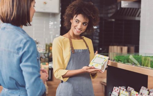 Markette ürün gösteren görevli kadın