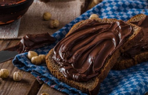 Kepek ekmek üzerine sürülmüş nutella.