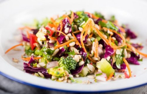 Çeşitli sebzelerden yapılmış salata.