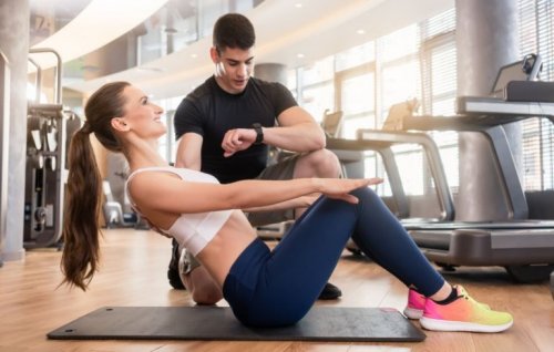 spor salonunda spor yapan kadın