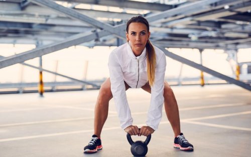 Sumo squat yapan kadın