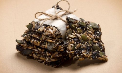 kabak çekirdeği ve çeşitli tohumlar içeren atıştırmalık bar