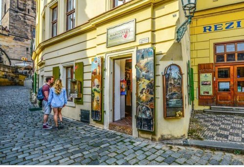 turistik bölgede gezen çift.