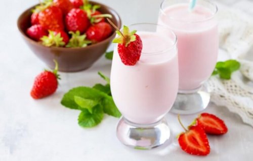 çilekli smoothie