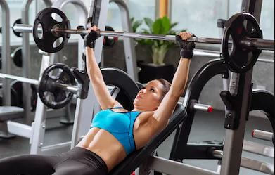 Bench press kadınlar için kol egzersizlerden biridir.