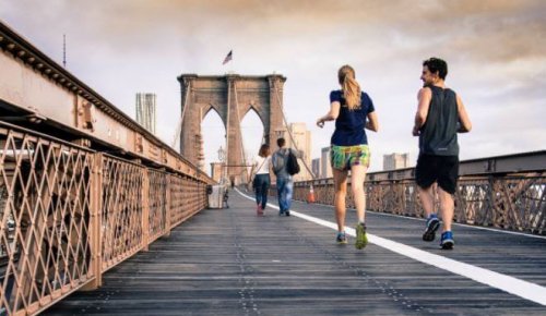 kadın ve erkek köprüde koşuyor