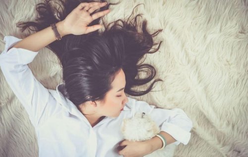 Köpeği ile uyuyan kadın