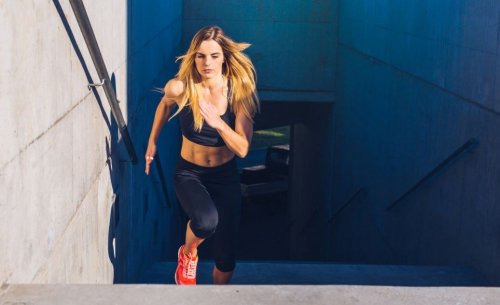 Merdivenlerde koşan kadın