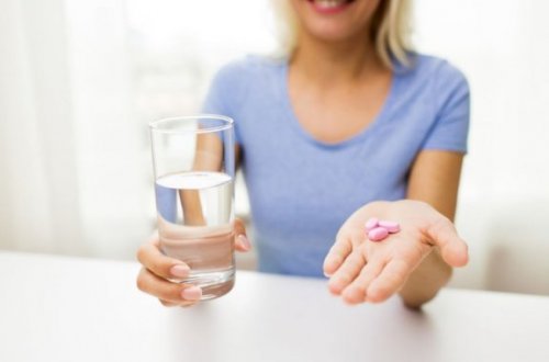 Vitamin takviyesi alan kadın